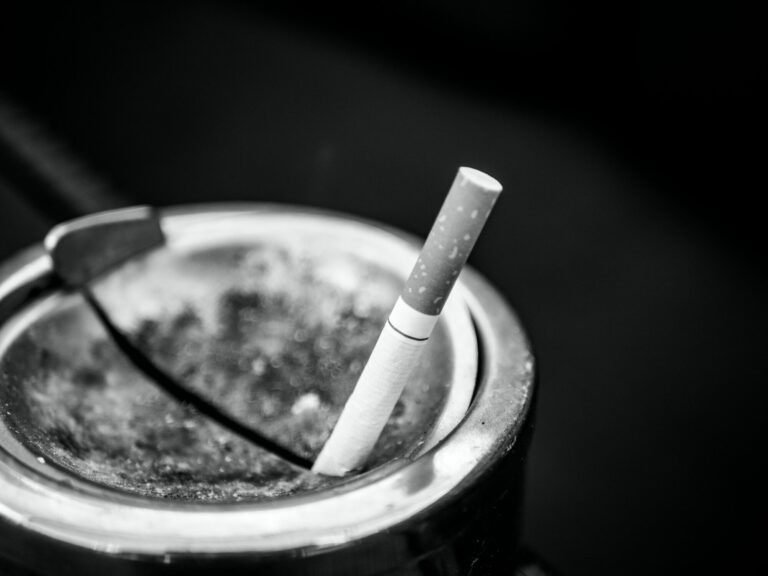 Une cigarette écrasée dans un cendrier
