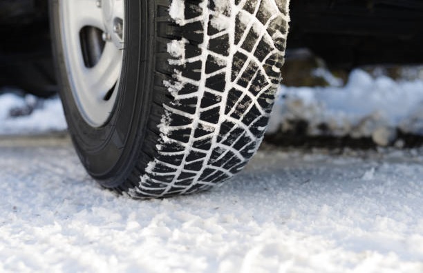Les pneus neige obligatoires en montagne, que dit la loi ?